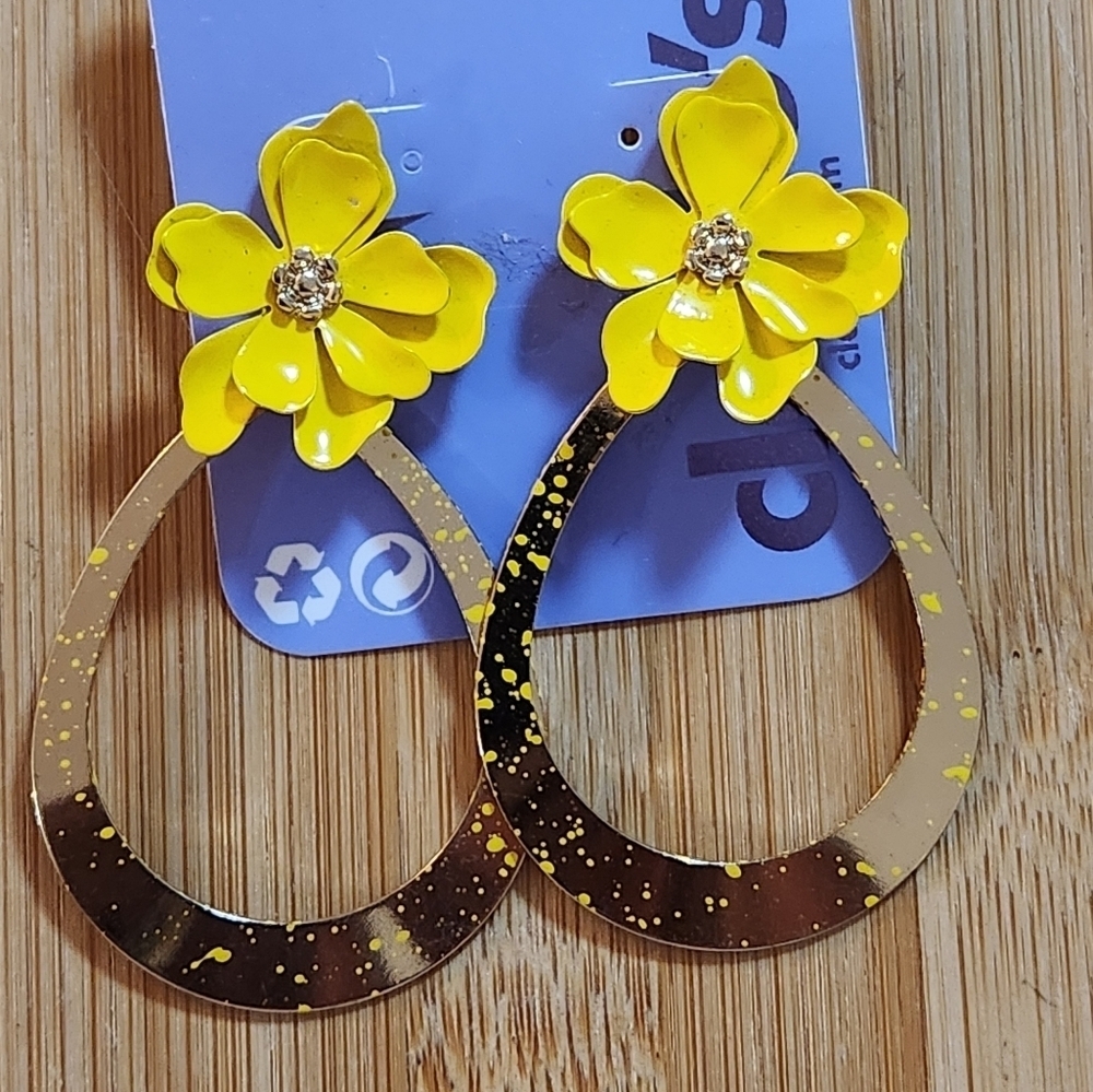 Claire's Flower Pierced Earrings Yellow with Gold Speckled Hoop - Picture 6 of 6